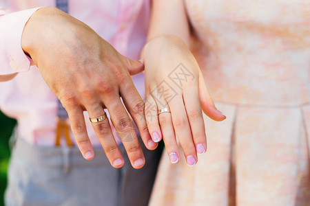 新娘和新郎用结婚戒指在手图片