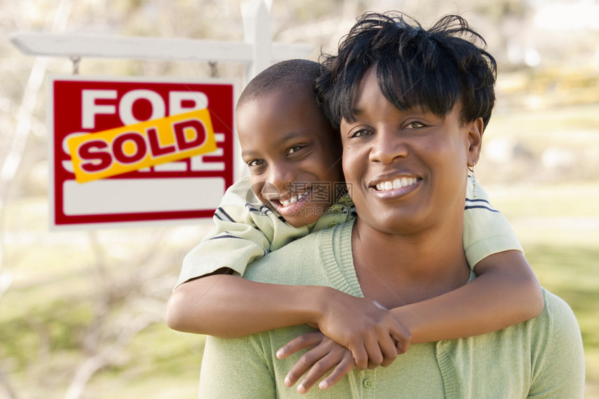 非洲裔美国母亲与儿童在出售地产标图片