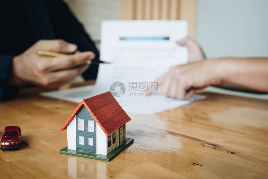 客户在房地产代理中签订房地产合同图片
