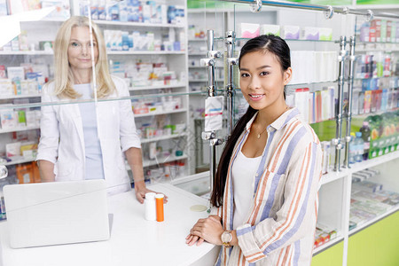 女药剂师和顾客在药店的图片