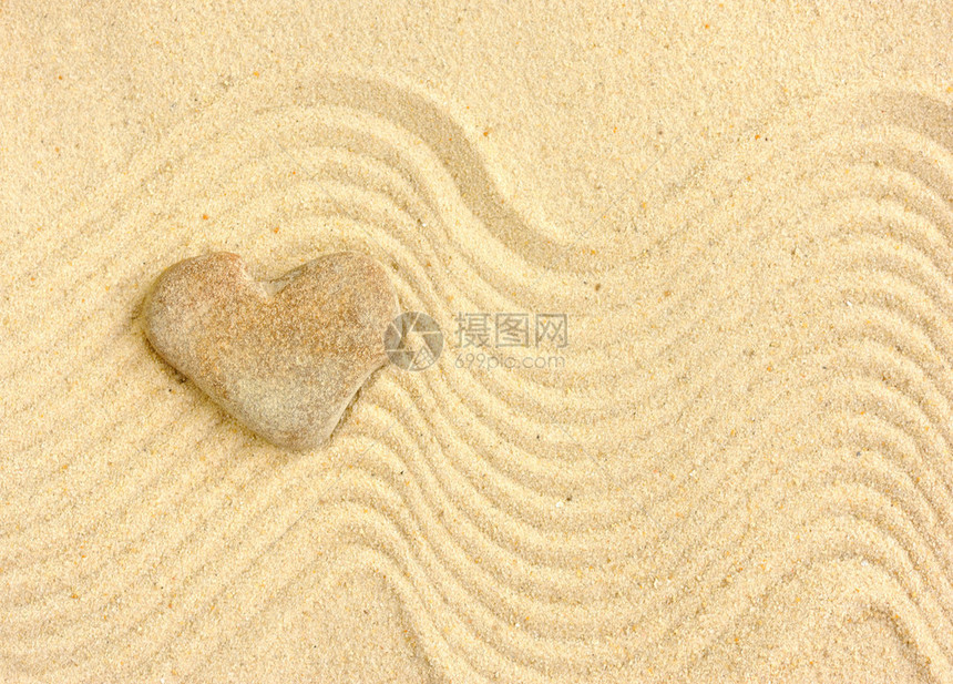 心形的石头在沙子上图片