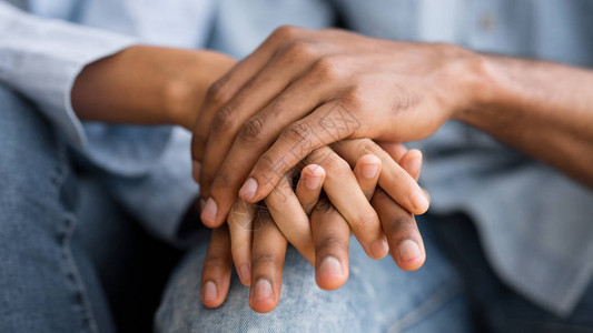 在治疗中关闭非裔美国人夫妇握手图片