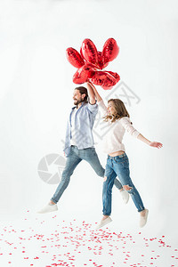 年轻快乐的情侣乘空气球飞翔图片