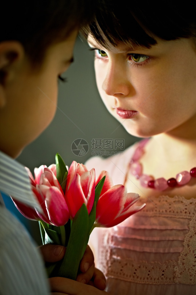 漂亮的女孩给男孩送花图片