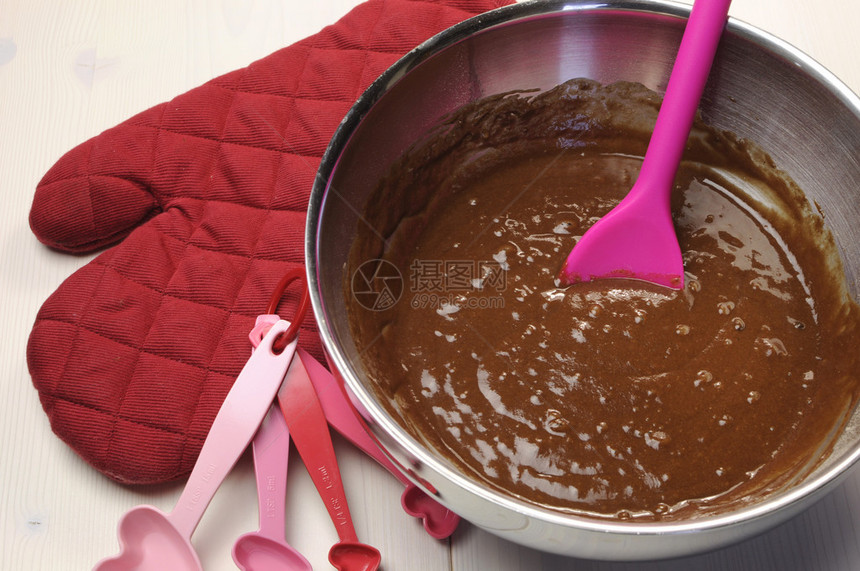 情人节生日或特殊场合用红手套和心脏形状烹饪巧克力松饼图片