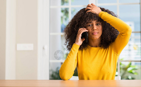 使用智能手机的非裔美国妇女头顶压力羞耻和惊异的脸愤怒和沮丧恐惧和为错图片