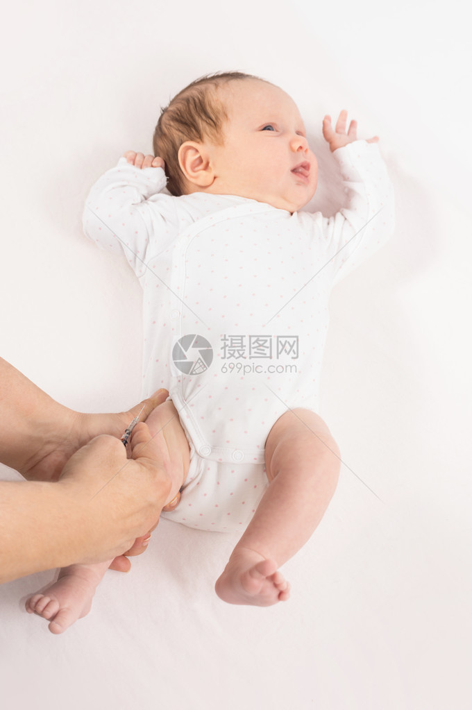 小儿科医生准备给一个月的女婴在肌肉内注射腿图片