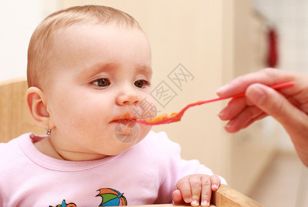 可爱的喂养婴儿的肖像图片