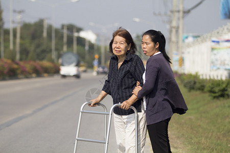 老妇人使用步行者过马路图片