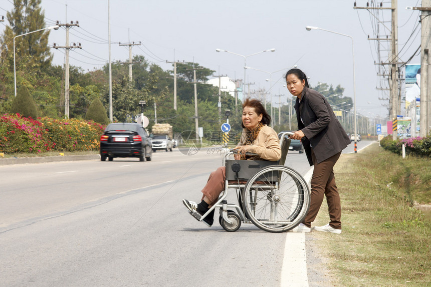 坐轮椅过马路的老妇人图片