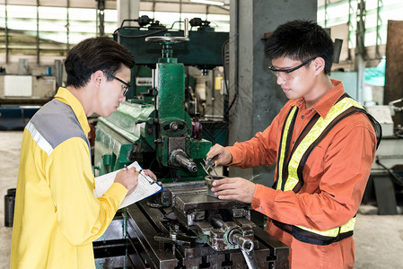 亚洲机械工程师在工厂检查设备图片