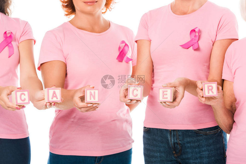 穿粉红色T恤衫有乳癌认识丝带有立方体和白孤立的字词癌图片