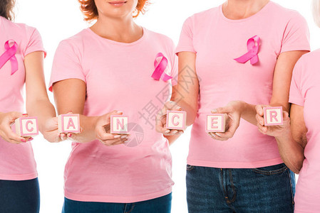穿粉红色T恤衫有乳癌认识丝带有立方体和白孤立的字词癌图片
