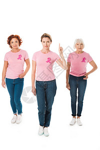 身穿粉色T恤戴着乳腺癌意识丝带的女看着相机图片