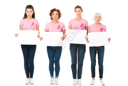 身穿粉色T恤戴着乳腺癌意识丝带的女手持空白横幅图片