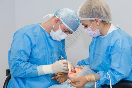 手术期间的牙科医生以图片