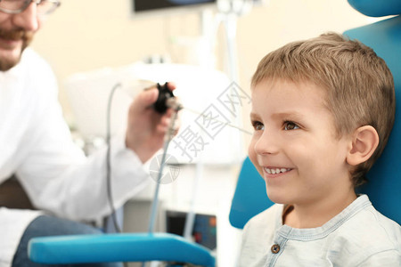 在医院用ENT望远镜检查小男孩耳部图片