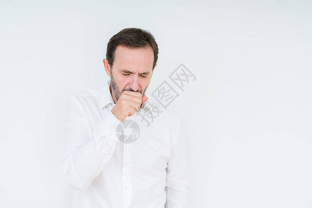 身处孤立背景感觉不舒服和咳嗽等感冒或支气管炎症状的优雅老年男图片