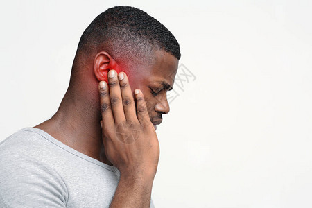 Tininitus病人背部有耳痛触摸痛苦的头部复图片