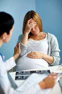 产科医生支持怀孕图片
