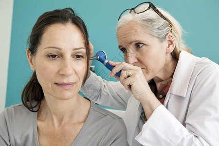 耳鼻喉科在诊所检查病人的耳朵背景图片
