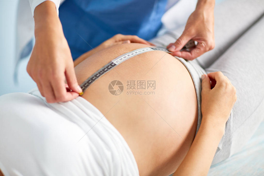 检查和测量孕妇的乳房情况图片