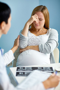 孕妇看产科医生时图片