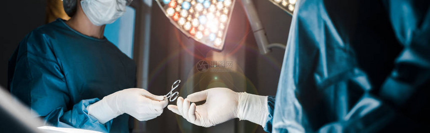 护士穿制服给外科医生提供医疗图片