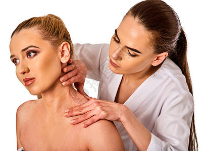 在spa沙龙为女提供肩颈按摩医生在孤立的康复中心进行颈部治疗专业诊所的脱位方向背景图片
