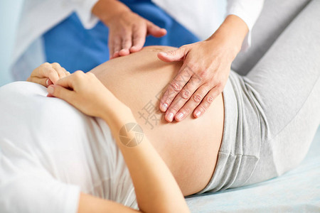 医生摸孕妇的胃背景图片