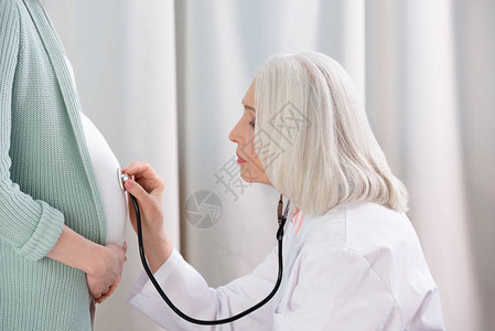 重病医生的侧视镜和听诊器倾图片