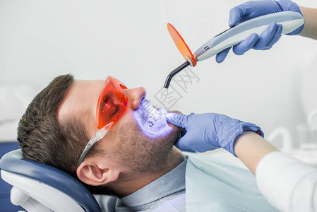 牙科医生给病人做漂白过程的切图片