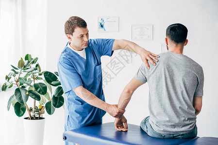 医院按摩表上病人的血压成形手图片