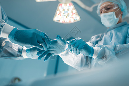 护士帮助外科医生戴医疗手图片