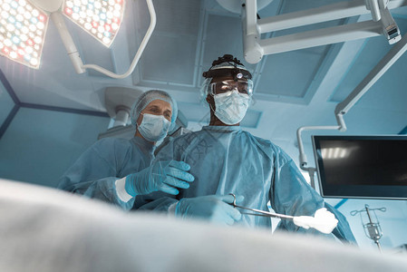 手术时多文化外科医图片