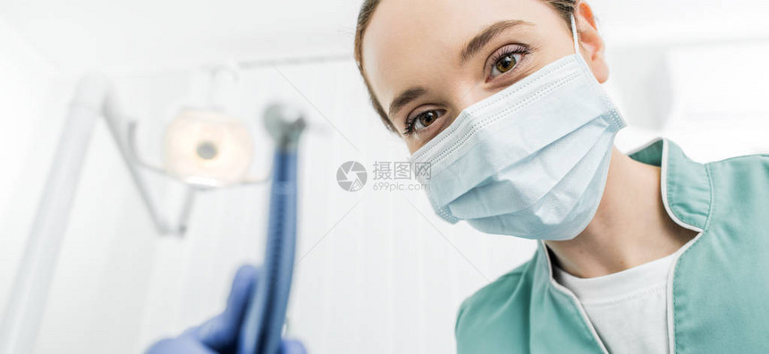 口罩和乳胶手套中女牙医有选择焦点图片
