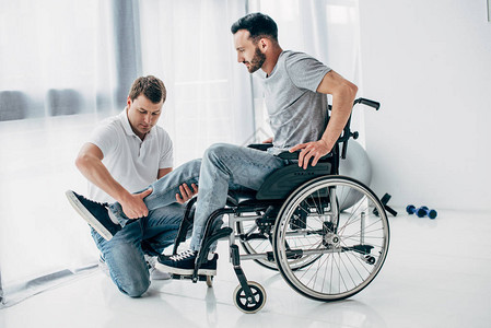 轮椅残疾男子的生理治疗图片