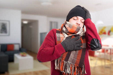 身着冬季衣服的年轻男子因流感而精疲力尽图片