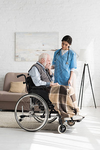 站在轮椅上疲累和残疾老年男图片
