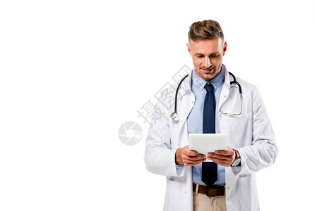 白大衣医生用白色隔离的数字平板电脑进图片