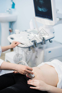 关于医院孕妇胃部的超声波检查医生图片
