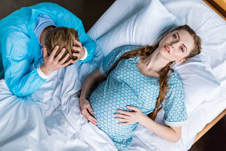 医院里疲累的孕妇和心图片
