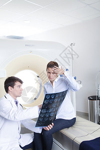 医学医生向病人展示断层扫描图片