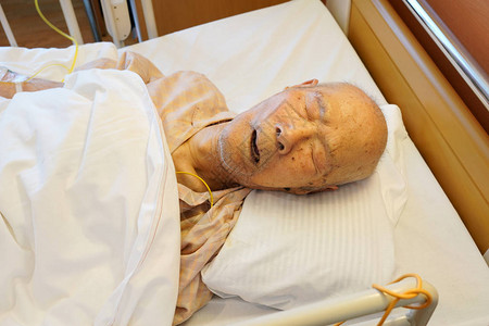 躺在床上睡在医院睡觉的日本老图片