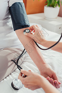 测量高级病人血压的护图片