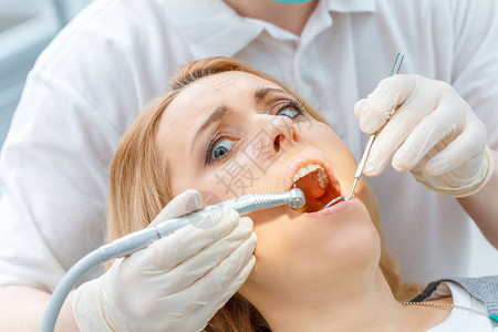 近距离观看牙医治疗惊吓的病人图片