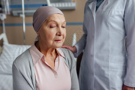 治疗住院癌症老年女患者的医生有选择图片