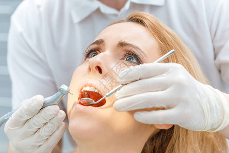 牙医治疗害怕病人抬头的特写部分视图图片