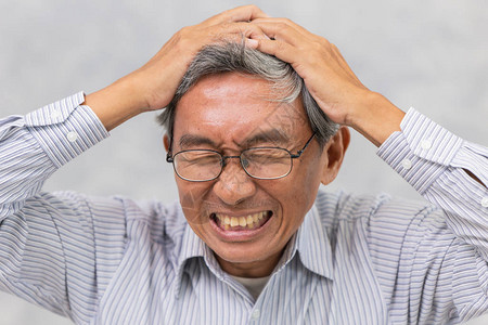亚洲年长者因中风和强烈头痛或脑突袭而患上重度头图片