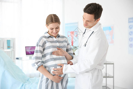 妇科咨询孕妇与医生在诊图片